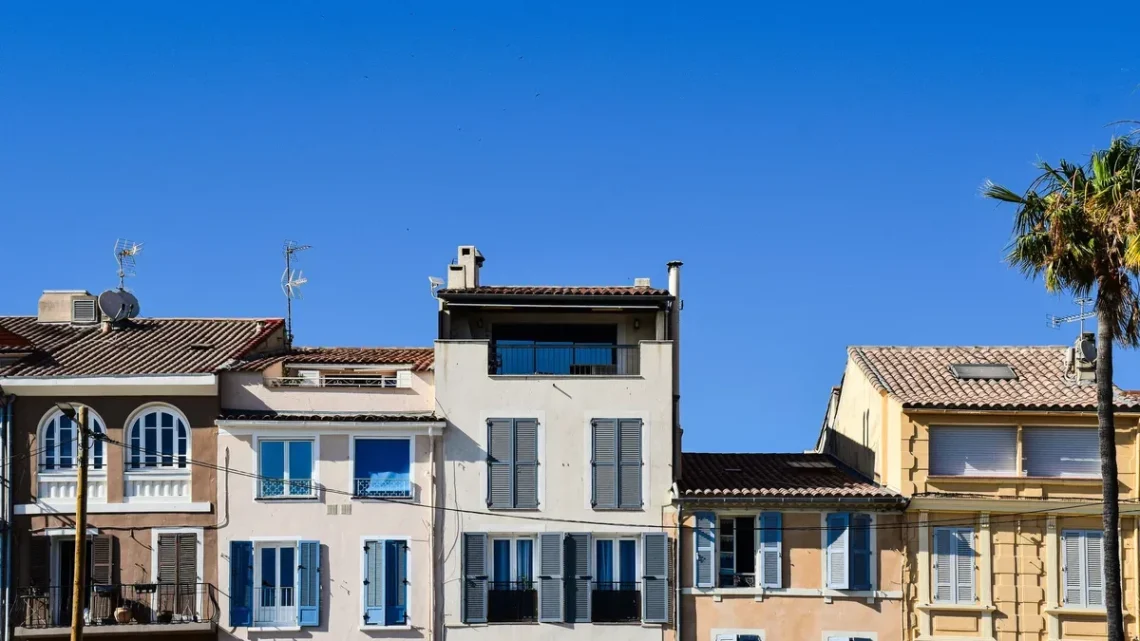 Façades provençales et palmier, illustration du contrôle fiscal à Hyères