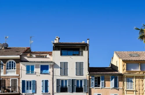 Façades provençales et palmier, illustration du contrôle fiscal à Hyères